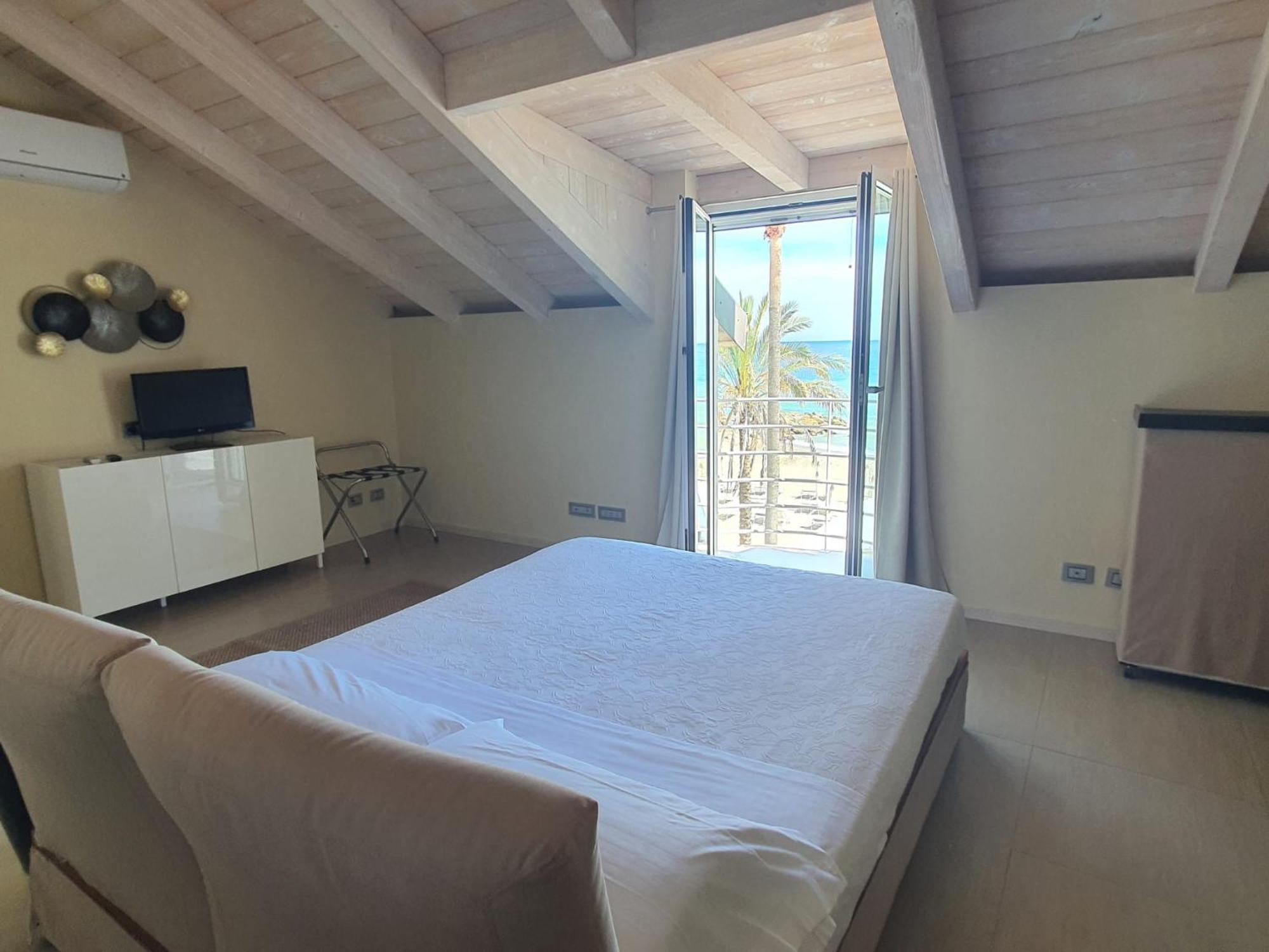 Hotel De La 3*